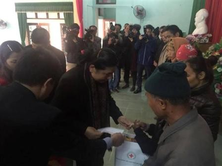 Phó Chủ tịch Quốc hội Tòng Thị Phóng thăm và tặng quà cho người nghèo  tại tỉnh Bắc Giang - ảnh 1